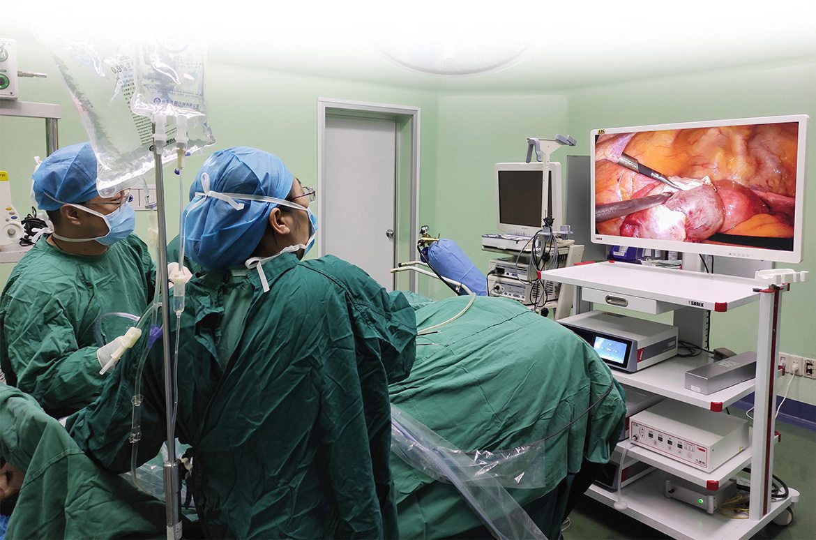 Surgery with 4K ultra-clear large screen